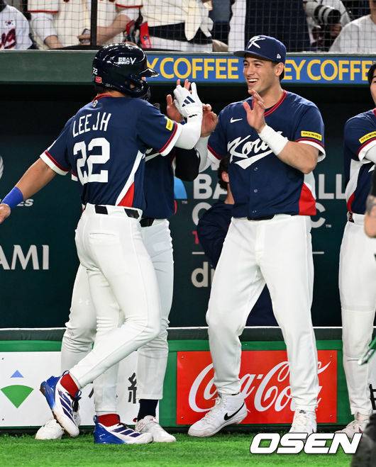 [OSEN=도쿄(일본), 손용호 기자] 7일 일본 도쿄돔에서 2026 월드베이스볼클래식(WBC) 조별리그 C조 대한민국과 일본의 경기가&nbsp;열렸다. 1회초 2사 1,2루에서 한국 이정후가 문보경의 2타점 적시 좌중간 2루타에 득점하며 셰이 위트컴과 하이파이브를 하고 있다. 2026.03.07&nbsp;/spjj@osen.co.kr