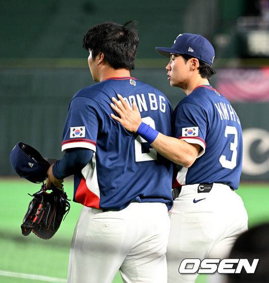 [OSEN=도쿄(일본), 손용호 기자] 7일 일본 도쿄돔에서 2026 월드베이스볼클래식(WBC) 조별리그 C조 대한민국과 일본의 경기가&nbsp;열렸다.한국은 잠수함 고영표, 일본은 좌완 기쿠치 유세이를 선발로 내세웠다. WBC에서 2006년 4강, 2009년 준우승을 차지한 한국은 이후 3개 대회(2013년, 2017년, 2023년)에서 연달아 1라운드를 통과하지 못하고 있다. 이번 대회에서는 8강 토너먼트 복귀를 목표로 대회에 임하고 있다. 지난 5일 체코와의 첫 경기에서는 11-4로 대승을 거두며 좋은 출발을 했다.&nbsp;7회말 무사에서 한국 문보경이 일본 마키의 파울 타구를 쫓다가 펜스에 부딪혔다. 김혜성이 문보경을 격려하고 있다. 2026.03.07&nbsp;/spjj@osen.co.kr