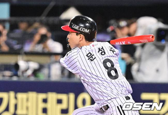 [OSEN=잠실, 박준형 기자] 19일 오후 서울 잠실구장에서 ‘2025 신한 SOL BANK KBO리그’ LG 트윈스와 롯데 자이언츠의 경기가 진행됐다.이날 LG는 톨허스트를, 롯데는 벨라스케즈를 선발투수로 내세웠다. 5회말 1사 2,3루 LG 문성주가 2타점 적시타를 날리고 있다. 2025.08.19 / soul1014@osen.co.kr