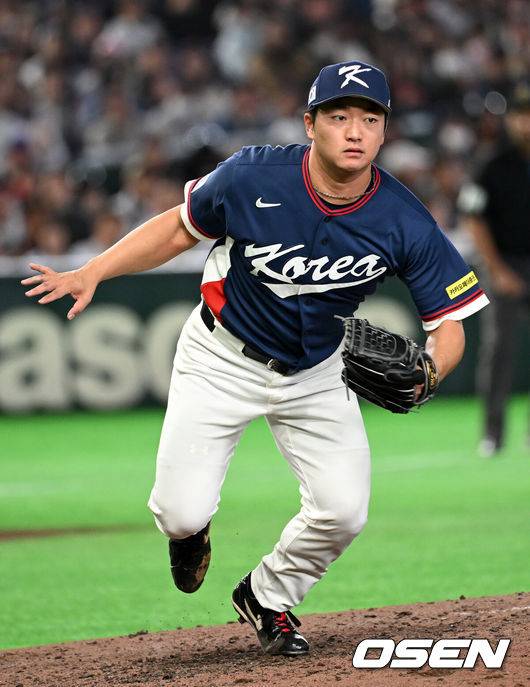 [OSEN=도쿄(일본), 손용호 기자] 7일 일본 도쿄돔에서 2026 월드베이스볼클래식(WBC) 조별리그 C조 대한민국과 일본의 경기가&nbsp;열렸다.한국은 잠수함 고영표, 일본은 좌완 기쿠치 유세이를 선발로 내세웠다. WBC에서 2006년 4강, 2009년 준우승을 차지한 한국은 이후 3개 대회(2013년, 2017년, 2023년)에서 연달아 1라운드를 통과하지 못하고 있다. 이번 대회에서는 8강 토너먼트 복귀를 목표로 대회에 임하고 있다. 지난 5일 체코와의 첫 경기에서는 11-4로 대승을 거두며 좋은 출발을 했다.&nbsp;6회말 한국 고우석이 타구를 바라보고 있다. 2026.03.07&nbsp;/spjj@osen.co.kr
