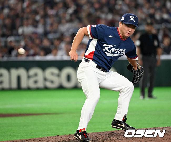[OSEN=도쿄(일본), 손용호 기자] 7일 일본 도쿄돔에서 2026 월드베이스볼클래식(WBC) 조별리그 C조 대한민국과 일본의 경기가&nbsp;열렸다.한국은 잠수함 고영표, 일본은 좌완 기쿠치 유세이를 선발로 내세웠다. WBC에서 2006년 4강, 2009년 준우승을 차지한 한국은 이후 3개 대회(2013년, 2017년, 2023년)에서 연달아 1라운드를 통과하지 못하고 있다. 이번 대회에서는 8강 토너먼트 복귀를 목표로 대회에 임하고 있다. 지난 5일 체코와의 첫 경기에서는 11-4로 대승을 거두며 좋은 출발을 했다.&nbsp;6회말 2사에서 한국 고우석이 일본 무라카미의 유격수 땅볼에 글러브를 뻗고 있다. 2026.03.07&nbsp;/spjj@osen.co.kr