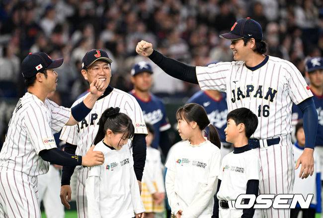 [OSEN=도쿄(일본), 손용호 기자] 한일전 11연패는 결국 끊어내지 못했다. 그래도 졌지만 잘 싸웠다의 표본을 보여줬다.한국은 7일 일본 도쿄돔에서 열린 ‘2026 월드베이스볼클래식(WBC)’ 1라운드 C조 일본과의 경기에서 6-8로 패했다. 이로써 한국은 한일전 11연패를 끊어내지 못했다. 한국은 조별라운드 성적 1승1패가 됐고 일본은 2승이 됐다.경기에 앞서 일본 오타니가 하이파이브를 하며 미소짓고 있다. 2026.03.07&nbsp;/spjj@osen.co.kr