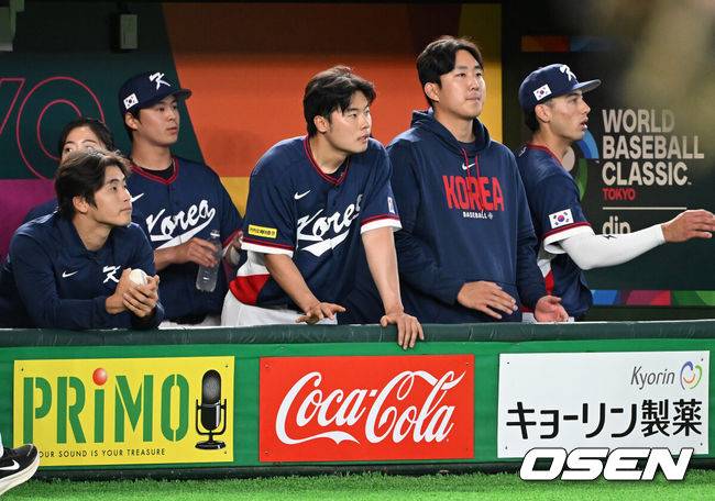 [OSEN=도쿄(일본), 손용호 기자] 7일 일본 도쿄돔에서 2026 월드베이스볼클래식(WBC) 조별리그 C조 대한민국과 일본의 경기가&nbsp;열렸다.한국은 잠수함 고영표, 일본은 좌완 기쿠치 유세이를 선발로 내세웠다. WBC에서 2006년 4강, 2009년 준우승을 차지한 한국은 이후 3개 대회(2013년, 2017년, 2023년)에서 연달아 1라운드를 통과하지 못하고 있다. 이번 대회에서는 8강 토너먼트 복귀를 목표로 대회에 임하고 있다. 지난 5일 체코와의 첫 경기에서는 11-4로 대승을 거두며 좋은 출발을 했다.&nbsp;8회초 공격을 마치고 한국 박영현, 김영규, 손주영이 동료선수들을 격려하고 있다. 2026.03.07&nbsp;/spjj@osen.co.kr