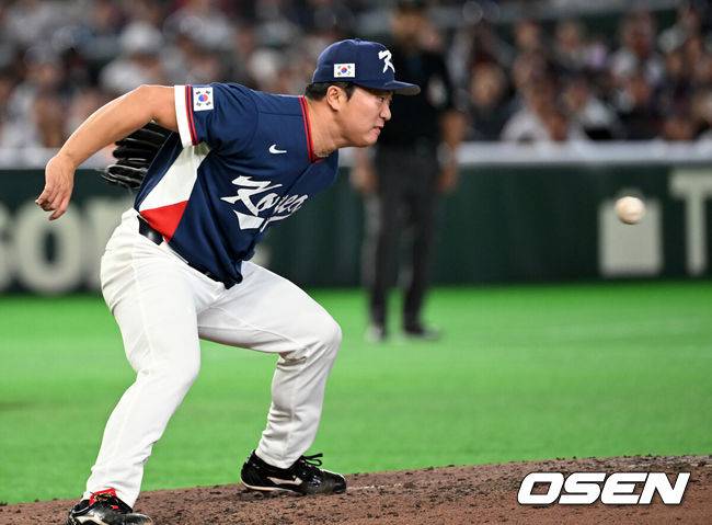 [OSEN=도쿄(일본), 손용호 기자] 7일 일본 도쿄돔에서 2026 월드베이스볼클래식(WBC) 조별리그 C조 대한민국과 일본의 경기가&nbsp;열렸다.한국은 잠수함 고영표, 일본은 좌완 기쿠치 유세이를 선발로 내세웠다. WBC에서 2006년 4강, 2009년 준우승을 차지한 한국은 이후 3개 대회(2013년, 2017년, 2023년)에서 연달아 1라운드를 통과하지 못하고 있다. 이번 대회에서는 8강 토너먼트 복귀를 목표로 대회에 임하고 있다. 지난 5일 체코와의 첫 경기에서는 11-4로 대승을 거두며 좋은 출발을 했다.&nbsp;6회말 2사에서 한국 고우석이 일본 무라카미의 유격수 땅볼에 글러브를 뻗고 있다. 2026.03.07&nbsp;/spjj@osen.co.kr