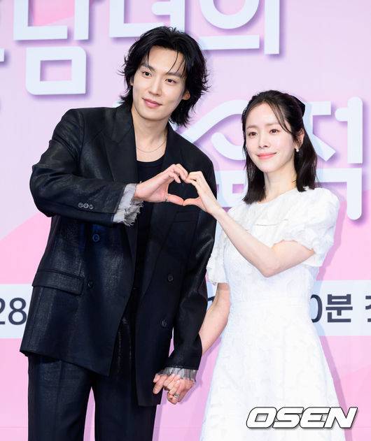 [OSEN=이대선 기자] 26일 오후 더 링크호텔 서울에서 JTBC 새 드라마 ‘미혼남녀의 효율적 만남’ 제작발표회가 열렸다.‘미혼남녀의 효율적 만남’은 사랑을 결심한 여자가 소개팅에 나가 다른 매력을 가진 두 남자를 만나고 끌리고 또 흔들리면서 결국 진정한 사랑의 의미를 찾아 나가는 이야기를 그리는 드라마다.배우 이기택, 한지민이 포토타임을 가지고 있다. 2026.02.26 /sunday@osen.co.kr