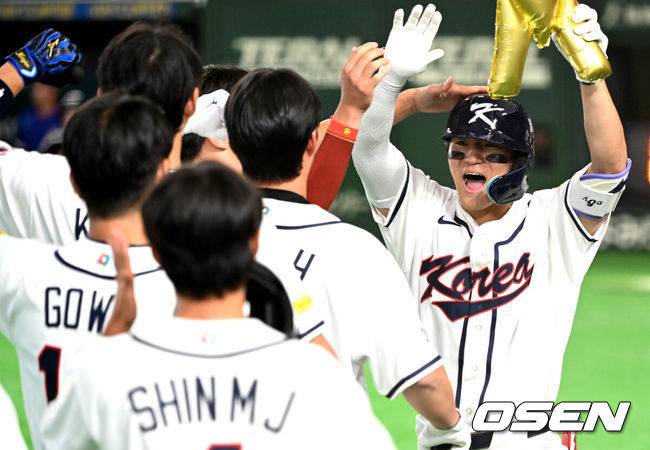 [OSEN=도쿄(일본), 손용호 기자] 8일 일본 도쿄돔에서 2026 월드베이스볼클래식(WBC) 1라운드 C조 조별리그 대한민국과 대만의 경기가&nbsp;열렸다.한국은 전날(7일) 일본과의 경기에서 6-8로 석패했다. 앞서 체코전을 11-4로 잡았던 한국은 1승1패를 마크하게 됐고, 남은 대만전과 호주전에 사활을 걸어야 한다.6회말 1사 1루에서 한국 김도영이 역전 좌월 투런포를 날리며 동료선수들과 기뻐하고 있다. 2026.03.08&nbsp;/spjj@osen.co.kr