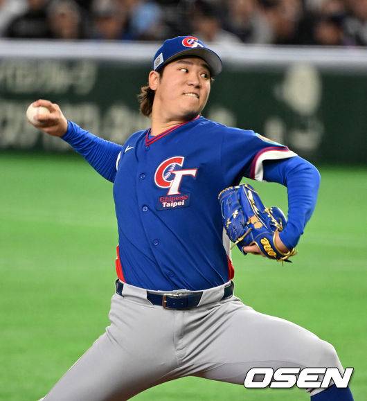 [OSEN=도쿄(일본), 손용호 기자] 8일 일본 도쿄돔에서 2026 월드베이스볼클래식(WBC) 1라운드 C조 조별리그 대한민국과 대만의 경기가&nbsp;열렸다.한국은 전날(7일) 일본과의 경기에서 6-8로 석패했다. 앞서 체코전을 11-4로 잡았던 한국은 1승1패를 마크하게 됐고, 남은 대만전과 호주전에 사활을 걸어야 한다.1회말 대만 구린루리양이 역투하고 있다. 2026.03.08&nbsp;/spjj@osen.co.kr