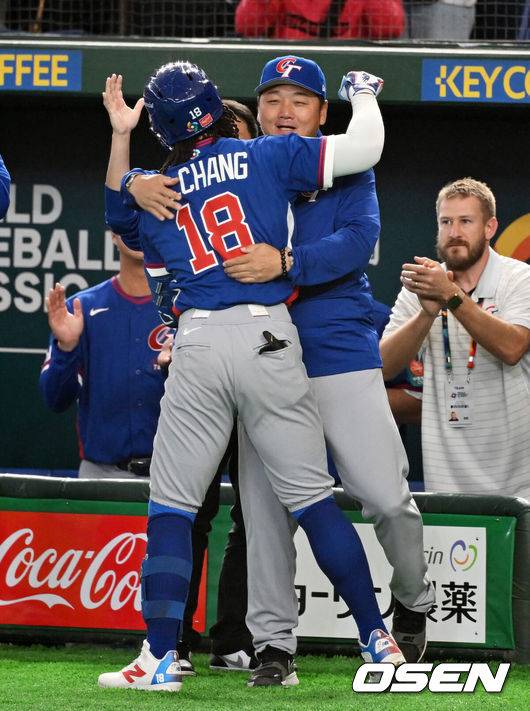 [OSEN=도쿄(일본), 손용호 기자] 8일 일본 도쿄돔에서 2026 월드베이스볼클래식(WBC) 1라운드 C조 조별리그 대한민국과 대만의 경기가&nbsp;열렸다.한국은 전날(7일) 일본과의 경기에서 6-8로 석패했다. 앞서 체코전을 11-4로 잡았던 한국은 1승1패를 마크하게 됐고, 남은 대만전과 호주전에 사활을 걸어야 한다.2회초 무사에서 대만 장위청이 선제 좌중월 솔로포를 날리고 정하오쥐 감독과 기뻐하고 있다. 2026.03.08&nbsp;/spjj@osen.co.kr