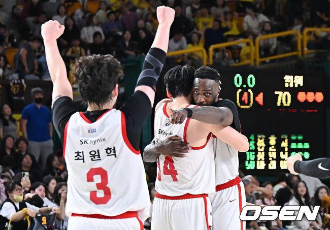 [OSEN=창원, 이석우 기자] 8일 창원 체육관에서 2025-2026 LG전자 프로농구 창원 LG와 서울 SK의 경기가 열렸다.  시즌 내내 1위를 지켜온 창원 LG가 A매치 브레이크 이후 조금씩 상승세를 타며 2위를 노리는 서울 SK에게 70-71로 아쉽게 패했다.서울 SK 자밀 워니가 승리 후 서울 SK 최원혁과 기쁨을 나누고 있다. 2026.03.08 / foto0307@osen.co.kr