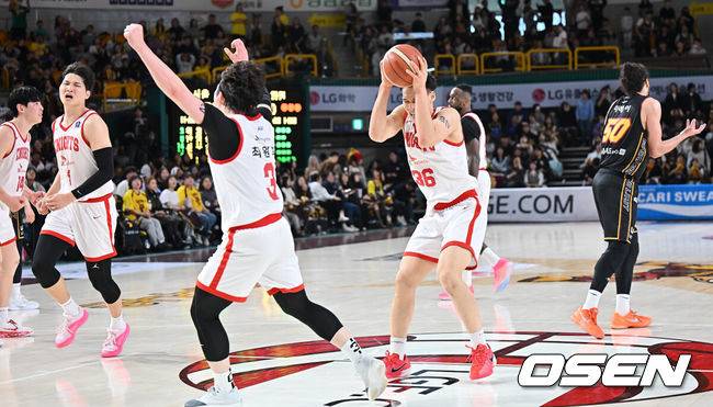 [OSEN=창원, 이석우 기자] 8일 창원 체육관에서 2025-2026 LG전자 프로농구 창원 LG와 서울 SK의 경기가 열렸다.  시즌 내내 1위를 지켜온 창원 LG가 A매치 브레이크 이후 조금씩 상승세를 타며 2위를 노리는 서울 SK에게 70-71로 아쉽게 패했다.서울 SK 선수들이 짜릿한 1점차 승리를 거두고 기뻐하고 있다. 2026.03.08 / foto0307@osen.co.kr