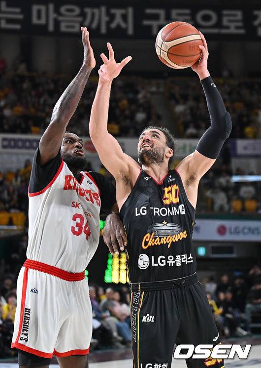 [OSEN=창원, 이석우 기자] 8일 창원 체육관에서 2025-2026 LG전자 프로농구 창원 LG와 서울 SK의 경기가 열렸다.  시즌 내내 1위를 지켜온 창원 LG가 A매치 브레이크 이후 조금씩 상승세를 타며 2위를 노리는 서울 SK와 첫 맞대결을 펼친다.창원 LG 아셈 마레이가 서울 SK 자밀 워니의 마크를 피해 골밑슛을 시도하고 있다. 2026.03.08 / foto0307@osen.co.kr