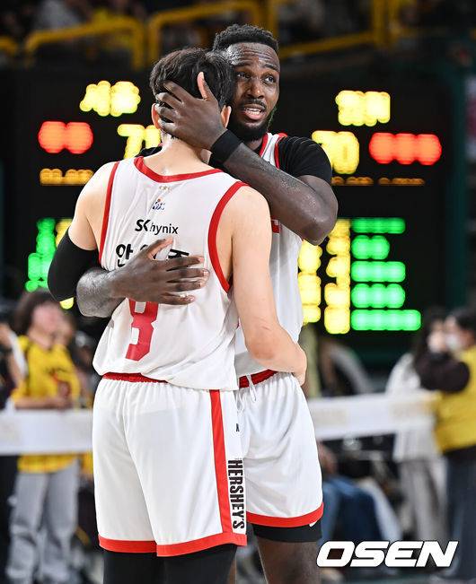 [OSEN=창원, 이석우 기자] 8일 창원 체육관에서 2025-2026 LG전자 프로농구 창원 LG와 서울 SK의 경기가 열렸다.  시즌 내내 1위를 지켜온 창원 LG가 A매치 브레이크 이후 조금씩 상승세를 타며 2위를 노리는 서울 SK에게 70-71로 아쉽게 패했다.서울 SK 자밀 워니가 승리 후 4쿼터 1분여 남기고 패스 미스한 안영준과 기쁨을 나누고 있다. 2026.03.08 / foto0307@osen.co.kr