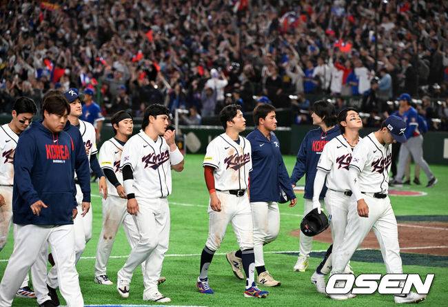 [OSEN=도쿄(일본), 손용호 기자] 한국 대표팀이 연장 접전 끝에 다시 한 번 대만에 패했다.한국은 8일 일본 도쿄돔에서 열린 '2026 월드베이스볼클래식(WBC) 1라운드 C조 3차전 대만과의 경기에서 연장 10회 접전 끝에 4-5로 패했다. 이로써 한국은 1승2패가 됐고 대만은 2승2패로 마지막 희망을 살렸다.경기를 마치고 한국 선수들이 패배를 아쉬워하고 있다. 2026.03.08&nbsp;/spjj@osen.co.kr