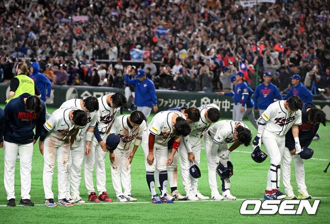 [OSEN=도쿄(일본), 손용호 기자] 한국 대표팀이 연장 접전 끝에 다시 한 번 대만에 패했다.한국은 8일 일본 도쿄돔에서 열린 '2026 월드베이스볼클래식(WBC) 1라운드 C조 3차전 대만과의 경기에서 연장 10회 접전 끝에 4-5로 패했다. 이로써 한국은 1승2패가 됐고 대만은 2승2패로 마지막 희망을 살렸다.경기를 마치고 한국 선수들이 인사를 하고 있다. 2026.03.08&nbsp;/spjj@osen.co.kr