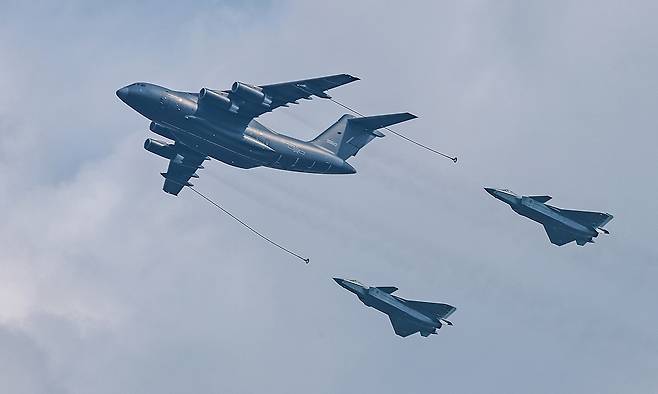 중국 공군에서 운용중인&nbsp;Y-20에 기반한 공중급유기가&nbsp;J-20 스텔스기 편대에 공중급유를 하는 모습을 보이고 있다. 세계일보 자료사진