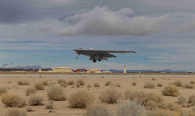 미 공군 B-21 스텔스 폭격기가 활주로에서 이륙하고 있다. 세계일보 자료사진