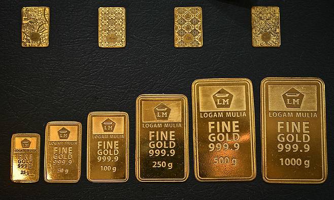 충북 청주의 한 편의점 점장이 설 특판 행사로 판매 중이던 골드바 15개를 비롯해 1억원 상당의 금품을 훔쳐 달아난 사건이 발생했다. 사진은 여러 종류의 금괴 모습. AFP연합뉴스