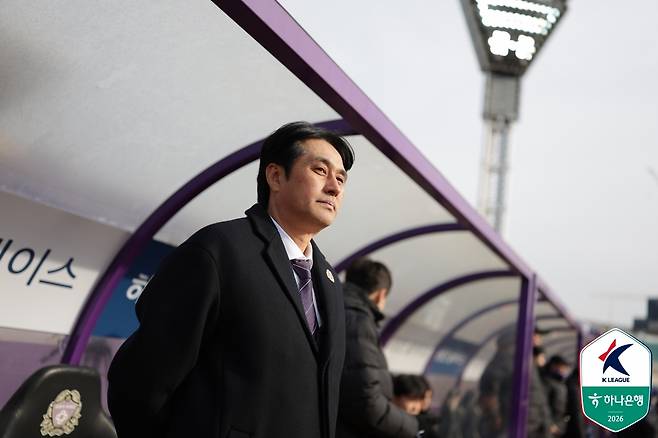 유병훈 FC안양 감독이 8일 안양종합운동장에서 열린 하나은행 K리그1 2026 2라운드 제주와의 경기에서 선수들을 진두지휘하고 있다. 한국프로축구연맹 제공