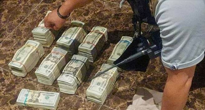 에콰도르 경찰이 압수한 범죄수익 현금을 정리하고 있다. 에콰도르 검찰 제공