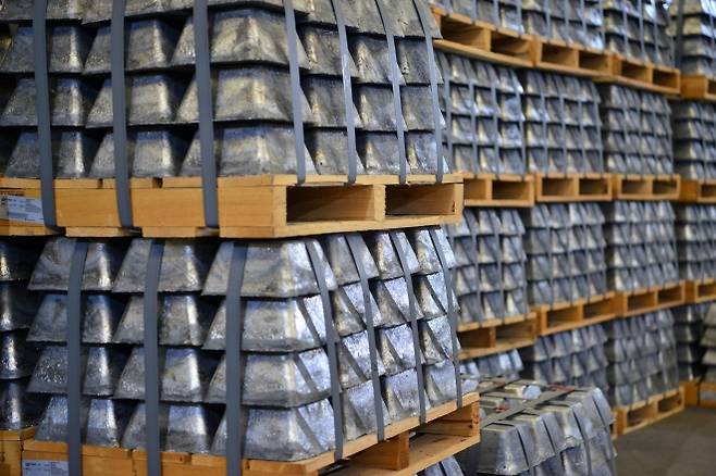 방산 핵심 소재로 쓰이는 안티모니가 온산제련소에 적재된 모습. 고려아연 제공