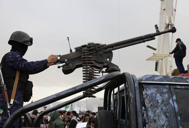 6일(현지시간) 예멘 사나에서 미국과 이스라엘의 이란 공습에 항의하는 시위가 열린 가운데, 픽업트럭에 탑승한 후티 반군 병사가 기관총을 잡고 순찰하고 있다. 미국과 이스라엘이 이란 전역을 겨냥한 합동 군사작전을 전개해 아야톨라 알리 하메네이 이란 최고지도자를 비롯한 고위급 인사들을 사살하자 이란은 중동 전역에서 보복 공격에 나섰다. EPA연합뉴스