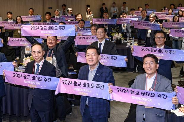 광교 바이오 주간 비전 선포식에 참석한 이재준(가운데) 수원시장. : 광교 바이오 주간 비전 선포식에 참석한 이재준(가운데) 수원시장. 사진 제공 = 수원시