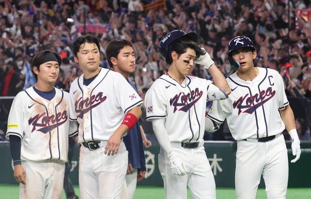 한국 야구대표팀 선수들이 8일 일본 도쿄돔에서 열린 2026 월드베이스볼클래식(WBC) C조 조별리그 3차전 대만과의 경기에서 4대5로 패한 뒤 아쉬워하고 있다. 연합뉴스