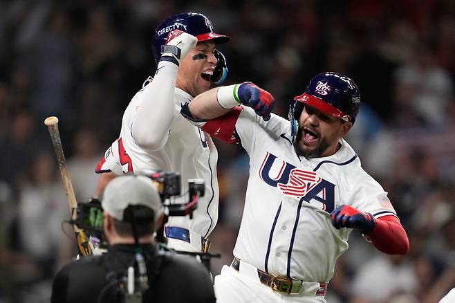 미국 WBC 대표팀 카일 슈와버(오른쪽)가 8일(한국시간) 다이킨파크에서 열린 영국전에서 홈런을 쳐낸 뒤 애런 저지와 기뻐하고 있다. 휴스턴｜AP뉴시스