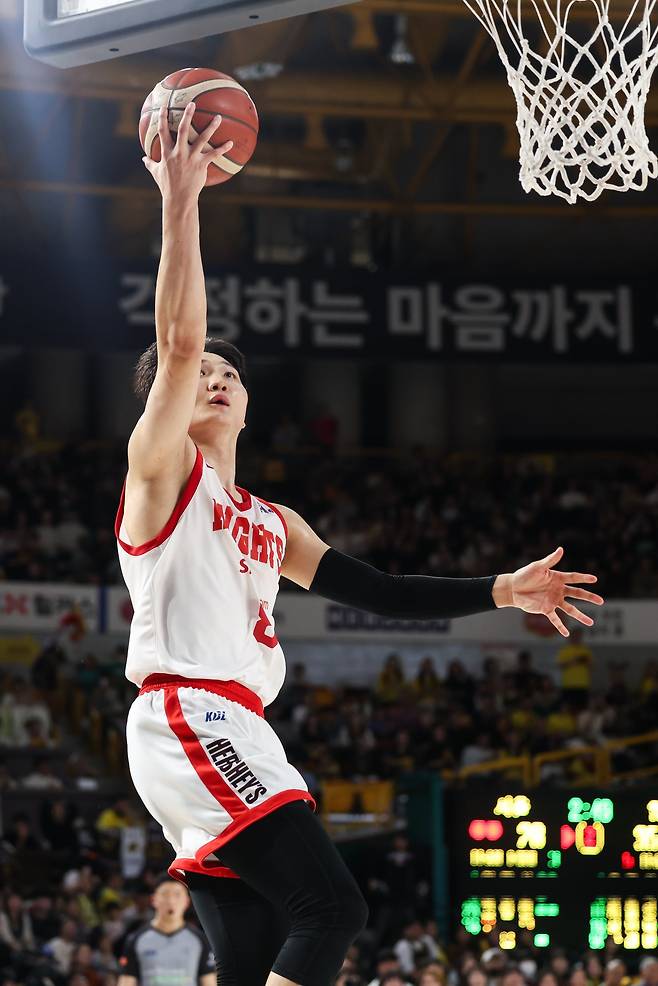 SK 안영준이 8일 창원체육관에서 열린 ‘2025~2026 LG전자 프로농구’ 정규리그 5라운드 LG와 원정경기서 슛을 시도하고 있다. 사진제공｜KBL
