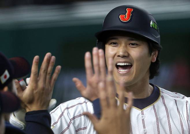 WBC 일본 대표팀 오타니 쇼헤이가 7일 한국전 3회말 동점 솔로 홈런을 때린 뒤 팀 동료들과 하이파이브학 있다. EPA연합뉴스