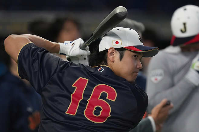 WBC 대표팀 오타니 쇼헤이가 7일 한국전을 앞두고 타격훈련을 하고 있다. EPA연합뉴스