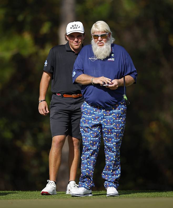 존 댈리 2세(왼쪽)가 지난해 12월 22일 열린 이벤트 대회 PNC 챔피언십 최종 라운드 도중 아버지와 함께 퍼팅 라인을 살피고 있다. 게티이미지코리아