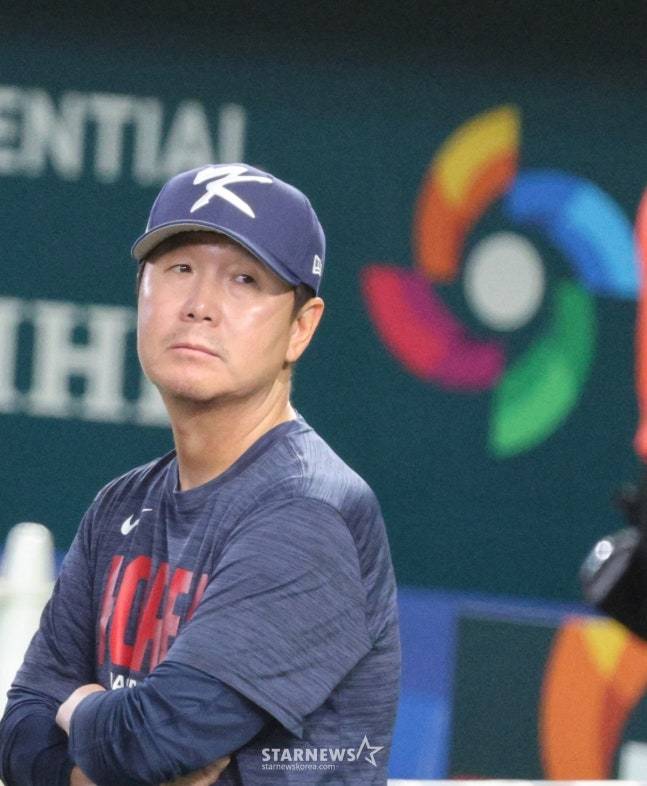 7일 일본전을 앞둔 훈련을 지켜보는 류지현 감독. /사진=강영조 선임기자