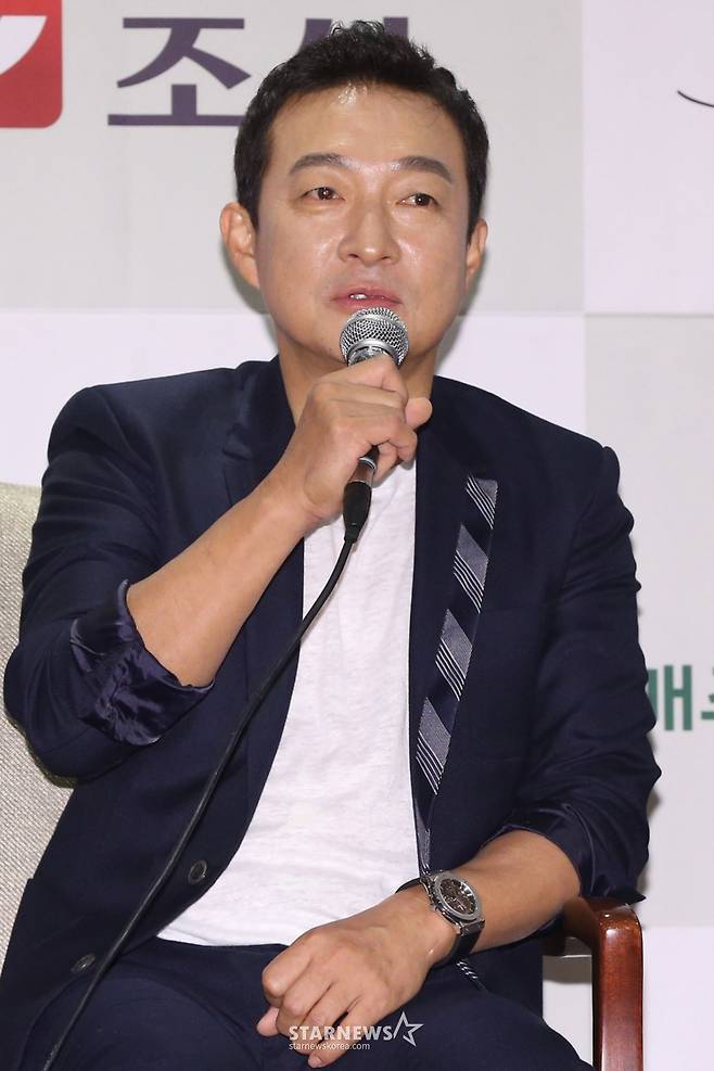 $ 배우 이재룡이 10일 오전 강남구 삼성동 그랜드 인터컨티넨탈호텔 서울 파르나스에서 열린 TV조선 예능프로그램 '인스턴트의 재발견 간편밥상' 제작발표회에서 질문에 답하고 있다. '인스턴트의 재발견 간편밥상'은 인스턴트가 건강에 해롭다는 고정관념을 깨고, 바쁜 현대인에게 어렵고 낯선 재료가 아닌 인스턴트 식품을 이용해 간편하고 건강한 요리를 만드는 방법을 알려주는 프로그램으로 10일 밤 9시 50분 첫 방송된다. /사진=이기범 기자 leekb@