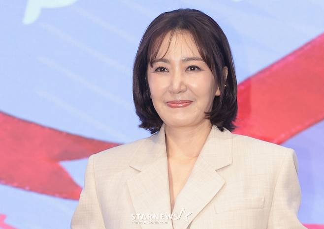 (서울=뉴스1) 권현진 기자 = 배우 유호정이 14일 오후 서울 구로구 더세인트에서 열린 KBS 2TV 새 주말드라마 '사랑을 처방해 드립니다'(극본 박지숙) 제작발표회에 참석해 포즈를 취하고 있다.  '사랑을 처방해 드립니다'는 30년 동안 악연으로 얽혔던 두 집안이 오해를 풀고 서로의 상처를 보듬으며, 결국 하나의 가족으로 다시 태어나는 패밀리 메이크업 드라마다. 2026.1.28/뉴스1  Copyright (C) 뉴스1. All rights reserved. 무단 전재 및 재배포,  AI학습 이용 금지. /사진=(서울=뉴스1) 권현진 기자