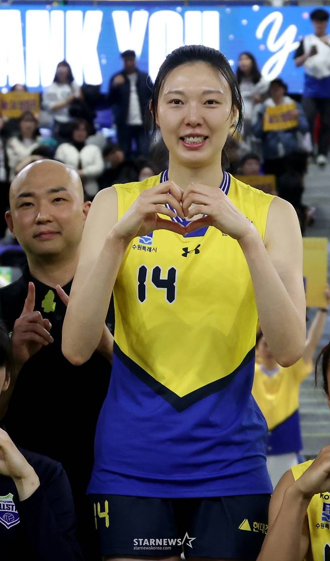 현대건설 원클럽우먼 양효진의 은퇴식이 8일 경기도 수원체육관에서 열렸다.   2025-2026 V-리그 여자부 현대건설 대 페퍼저축은행 경기 후 열린 은퇴식에서 양효진이 선수단과 기념촬영을 하고 있다. /사진=김진경 대기자