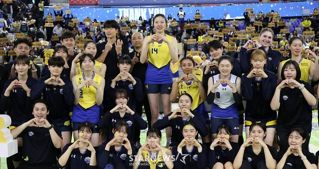 현대건설 원클럽우먼 양효진의 은퇴식이 8일 경기도 수원체육관에서 열렸다.   2025-2026 V-리그 여자부 현대건설 대 페퍼저축은행 경기 후 열린 은퇴식에서 양효진이 선수단과 기념촬영을 하고 있다. /사진=김진경 대기자