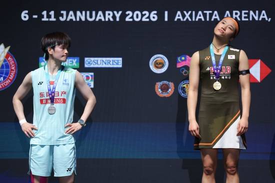 안세영(삼성생명·세계 1위)은 8일(한국시간) 영국 버밍엄의 유틸리타 아레나에서 열린 2026 BWF 월드투어 전영 오픈 여자단식 준결승에서 중국의 천위페이(세계 3위)를 게임스코어 2-1(20-22 21-9 21-12)로 꺾고 결승에 올라갔다. 안세영의 전영 오픈 결승전 상대는 중국의 왕즈이(세계 2위)다. 왕즈이가 안세영 상대로 10연패를 기록 중이기에 중국은 경기 전부터 패배를 예상 중이다. 중국 매체 넷이즈는 현재 안세영에게 10연패를 기록 중인 왕즈이가 안세영의 연승 행진을 끝낼 가능성이 희박해 보인다며 체념하는 듯한 반응을 보였다. 연합뉴스