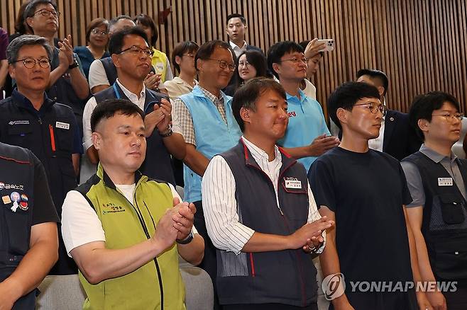 노조법 개정 환영하는 노동계 (서울=연합뉴스) 김주성 기자 = 24일 국회 본회의에서 '노동조합 및 노동관계조정법 일부개정법률안(노란봉투법)'이 통과되자 민주노총 양경수 위원장과 조합원, 진보당 당원들이 기뻐하고 있다. 2025.8.24 utzza@yna.co.kr