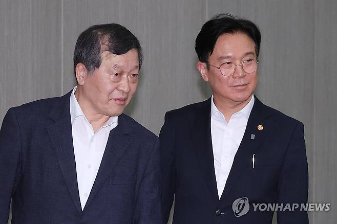 노동부·노동위, 노란봉투법 안착을 위한 공동워크숍 (세종=연합뉴스) 김주성 기자 = 김영훈 고용노동부 장관과 박수근 중앙노동위원장이 '노란봉투법'(노동조합 및 노동관계조정법 2·3조 개정 법률) 시행을 앞두고 4일 세종컨벤션센터에서 열린 '고용노동부·중앙노동위 공동 워크숍'에 참석하고 있다. 2026.3.4 utzza@yna.co.kr