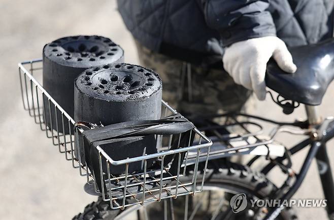 작년 12월 5일 오전 대구 서구 비산동교회 대구연탄은행에서 한 어르신이 연탄 3장을 나눔받고 있다. [연합뉴스 자료사진]