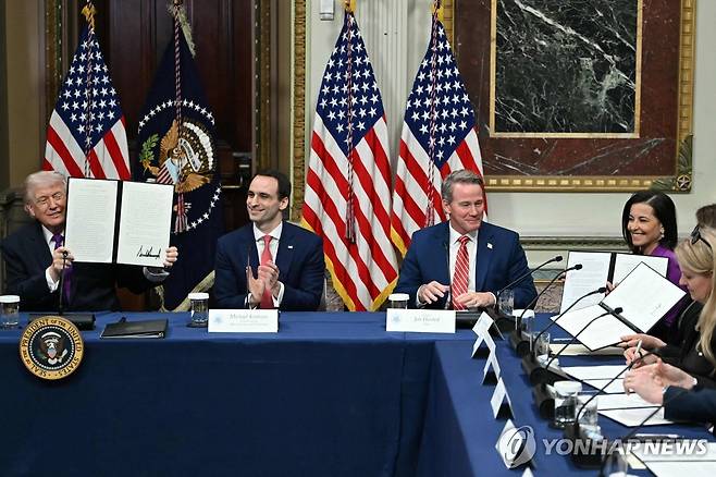 빅테크의 '요금납부자 보호서약'  도널드 트럼프 미국 대통령이 지난 4일(현지시간) 백악관에서 거대 기술기업 경영진에게 자신이 서명한 '요금납부자 보호 서약' 문서를 들어 보이고 있다. [AFP=연합뉴스 자료사진]
