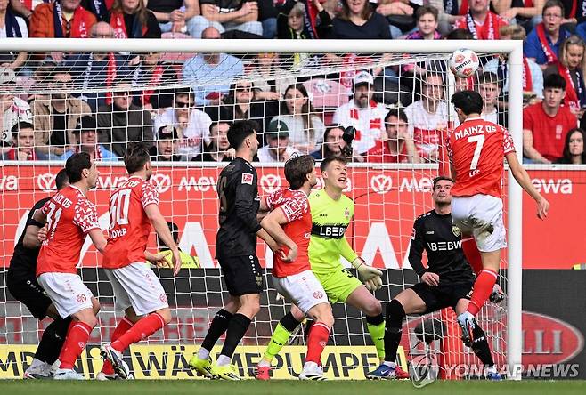 마인츠 이재성(7번)의 헤딩 선제골 순간. [AFP=연합뉴스]