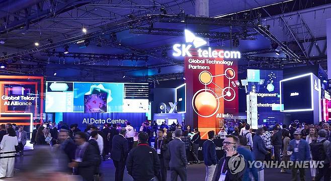 SKT, MWC2026서 AI 경쟁력 세계에 알려 (서울=연합뉴스) SK텔레콤은 2일(현지시간)부터 5일까지 스페인 바르셀로나에서 열린 MWC2026에 참가해 다수의 관람객과 해외 기관·매체, 글로벌 기업의 관심 속에 다양한 성과를 거뒀다고 6일 밝혔다. 사진은 SKT 전시관의 모습. 2026.3.6 [SK텔레콤 제공. 재판매 및 DB 금지] photo@yna.co.kr