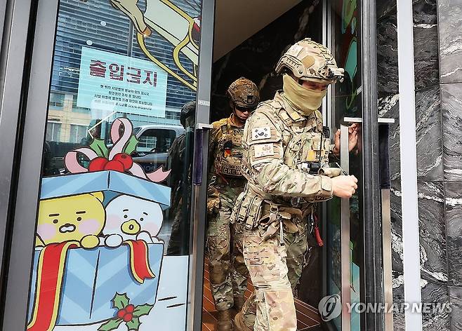 폭발물 수색 중인 카카오 판교아지트 (성남=연합뉴스) 2025년 12월 15일 경기 성남시 분당구 카카오 판교아지트 건물에 폭파협박이 있었다는 신고가 접수돼 경찰과 군이 수색에 나섰다. 카카오는 만일의 상황에 대비해 전 직원을 재택근무로 전환토록 했다. 사진은 수색작업이 진행 중인 카카오 판교아지트. 2025.12.15 [연합뉴스 자료사진. 재판매 및 DB 금지]