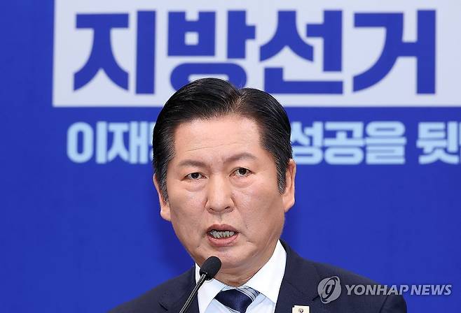 정청래 대표 취임 후 두 번째 기자회견 (서울=연합뉴스) 배재만 기자 = 더불어민주당 정청래 대표가 8일 국회에서 당 대표 취임 이후 두 번째 기자회견을 열고 있다. 정 대표는 "검찰ㆍ사법ㆍ언론개혁 완수! 1인 1표제 실현! 지방선거 승리로 이재명정부 성공을 뒷받침 하겠습니다"라고 밝혔다. 2026.3.8 scoop@yna.co.kr