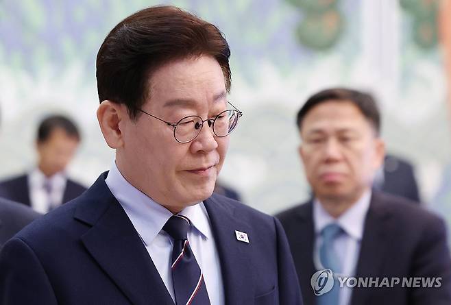 이재명 대통령, 수석보좌관회의 입장 (서울=연합뉴스) 김도훈 기자 = 이재명 대통령이 6일 청와대에서 열린 수석보좌관회의에 입장하고 있다. 2026.3.6 superdoo82@yna.co.kr