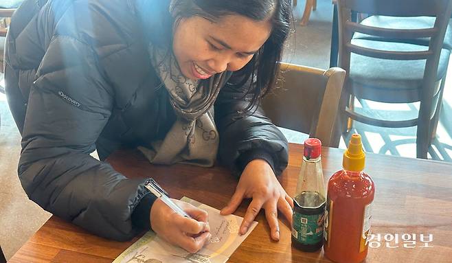 인터뷰 내내 따뜻한 눈빛으로 바라보던 수케치 사장님. 등 뒤의 후광은 햇빛이 아닐지도. /경인일보 일벌이기 클럽