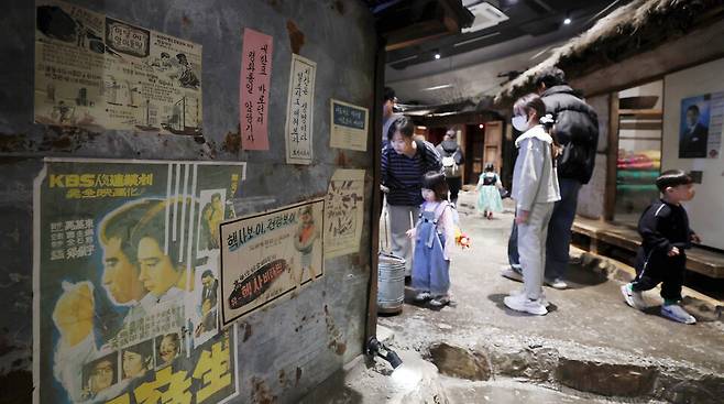 ▲&nbsp;지난 8일 인천 동구 수도국산달동네박물관을 찾은 관람객들이 내부를 살펴보고 있다. /이재민 기자 leejm@incheonilbo.com