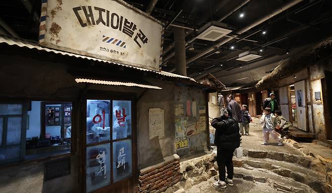 ▲&nbsp;지난 8일 인천 동구 수도국산달동네박물관을 찾은 관람객들이 내부를 살펴보고 있다. /이재민 기자 leejm@incheonilbo.com